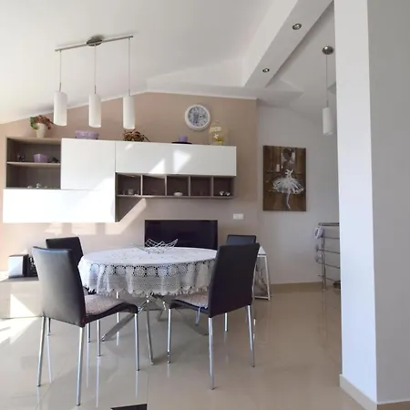 Roberto By Interhome Apartamento Njivice